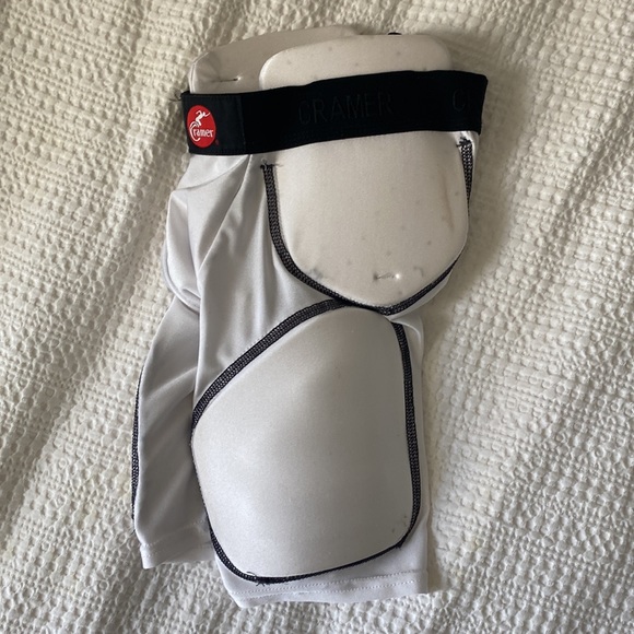 Cramer Youth Football Girdle: 4 pads plus tailbone pad - Picture 3 of 4